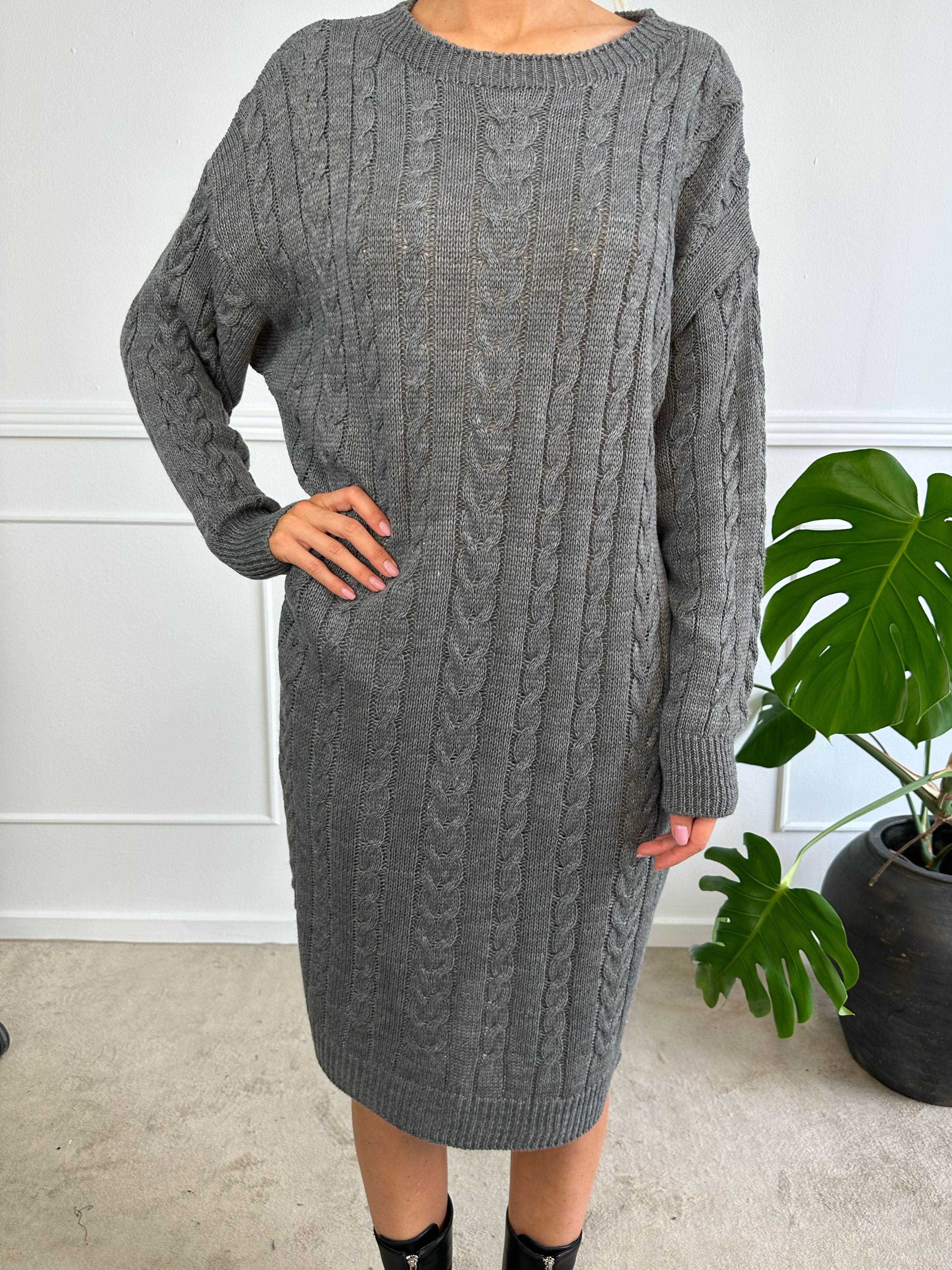 Karolina - Lång klänning med kabelstickning